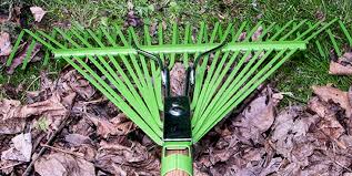 How do you pick a leaf rake?